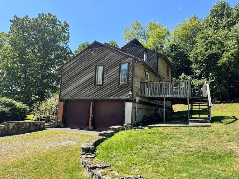 CHARMING WOOD-FRAMED HOME ON 0.5+ ACRES IN BECKLEY, WEST VIRGINIA
