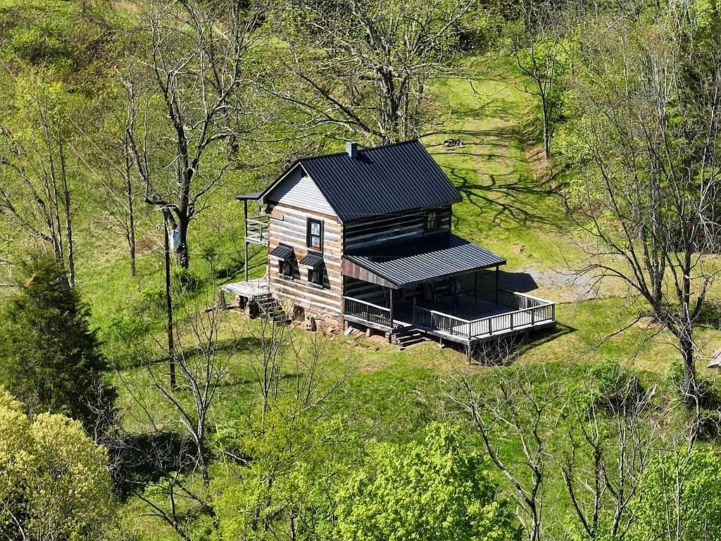 CHARMING RUSTIC HOME WITH MODERN UPDATES IN HINTON, WEST VIRGINIA