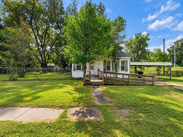 Louisiana Investment Property for $80,000 With 2 Bedrooms, a Bonus Room, and 0.55 Acres