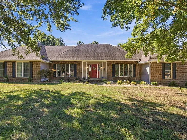 Missouri Luxury Ranch for $450,000 With 4 Bedrooms, 3.5 Bathrooms and 5,166 Sq Ft