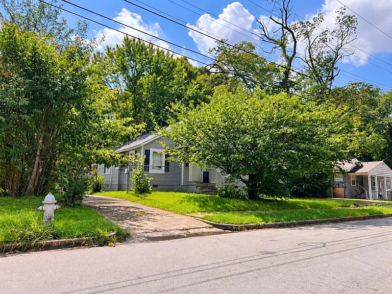 Memphis Duplex With Two Separate Living Units, Spacious Interiors, and 0.17 Acres — $99,900