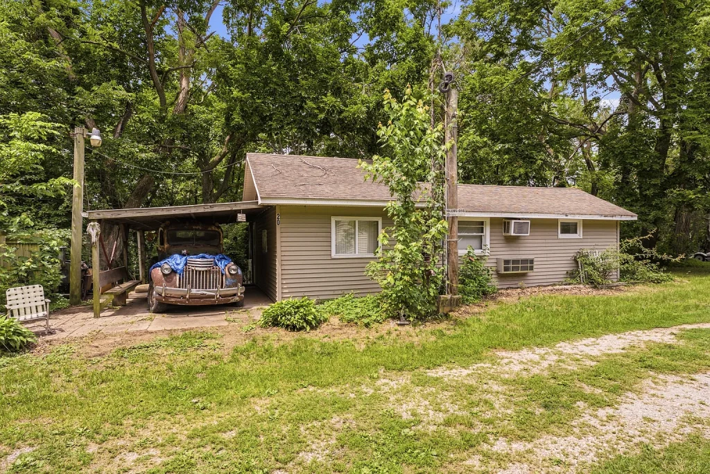 $65,000 Riverfront Cabin Offers Peaceful Waterfront Living in Illinois