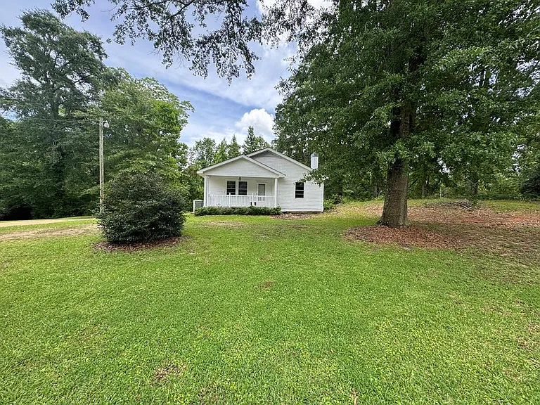 Historic Alabama Home on 1.33 Acres With a Bonus Room & Classic Country Charm