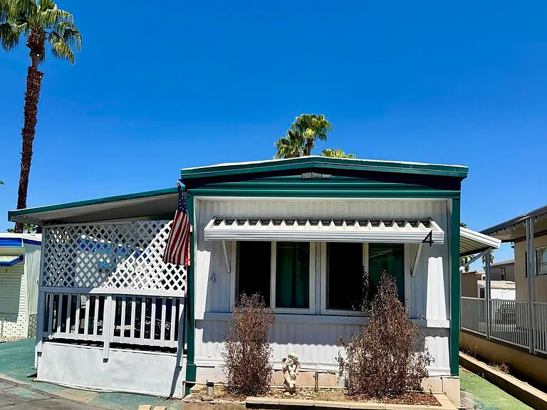 California Desert Retreat for $20,000 With 2 Bedrooms, Mountain Views and Resort-Style Amenities