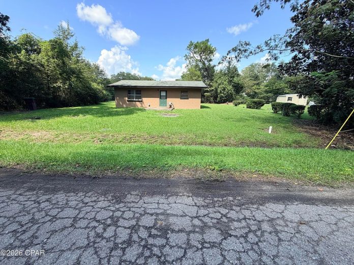 Listed for Just $25,000, This Florida Home Sold for $40,000—And It Sits on Nearly Half an Acre!