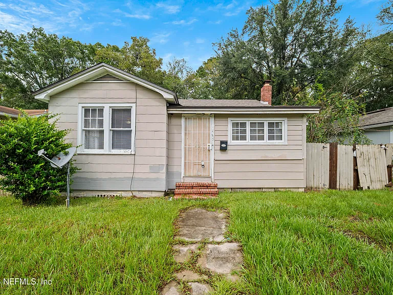 $135,000 Jacksonville, Florida Bungalow With 3 Bedrooms, 2 Bathrooms, and a Cozy Fireplace