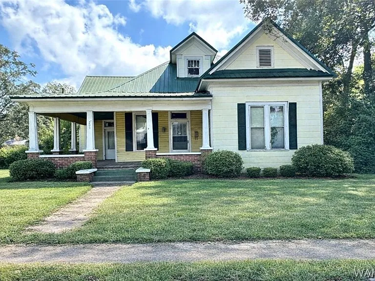 Affordable Alabama Home With Small-Town Charm and Renovation Potential
