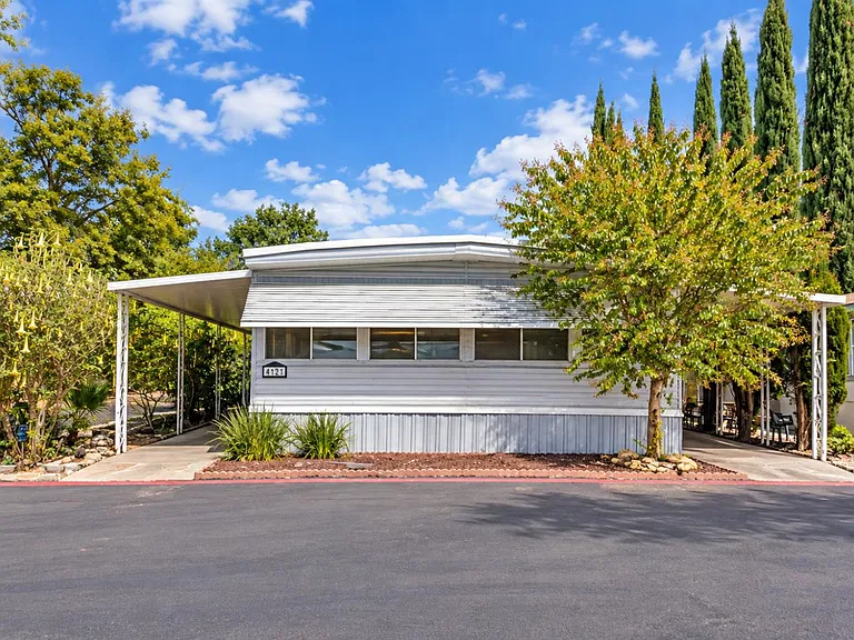 California Manufactured Home for $100,000 With 2 Bedrooms, New Flooring & Resort-Style Community Amenities