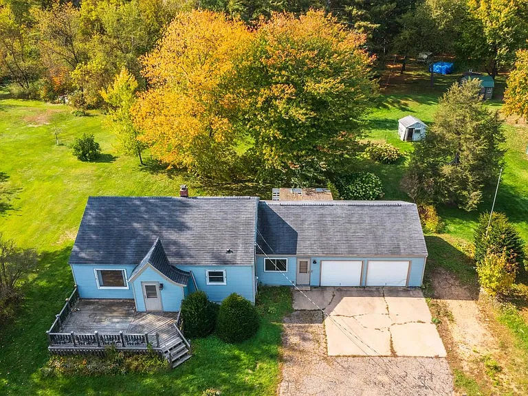 Wisconsin Country Home for $149,900 With Nearly an Acre of Land and a Two-Car Garage