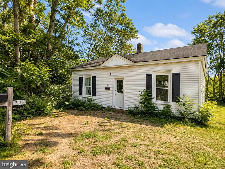 $89,900 Fixer-Upper on 0.57 Acres in Federalsburg, Maryland — Historic 2-Bedroom Home With Investment Potential