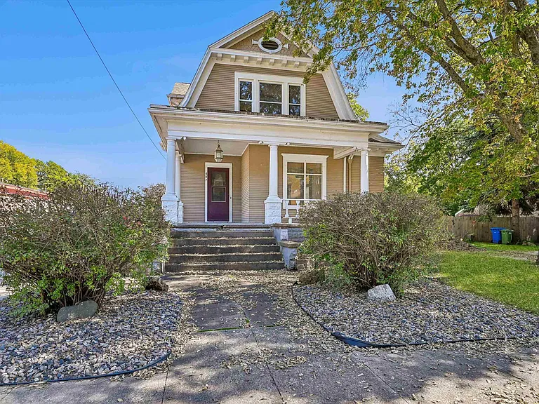 Waverly, Iowa Home — A Small-Town Property With Potential