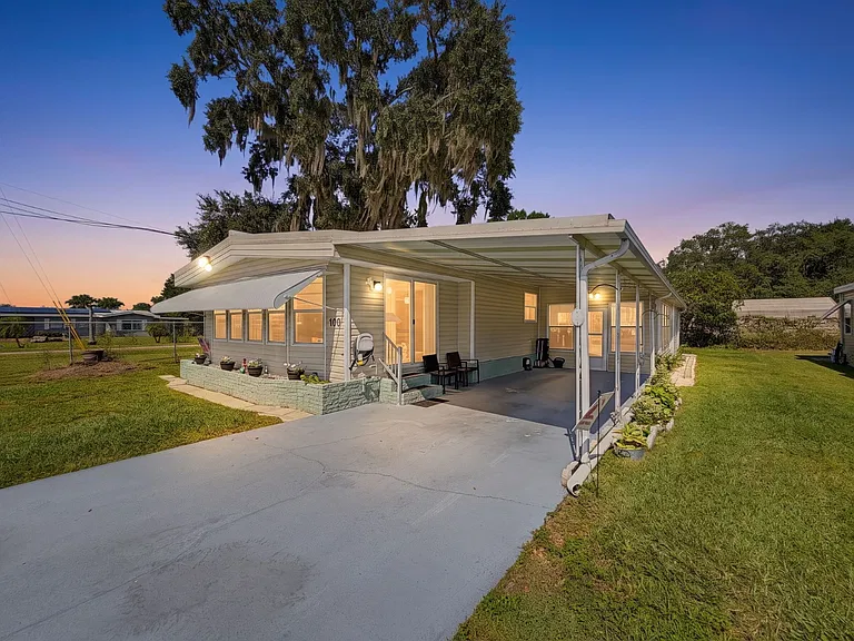A Florida Manufactured Home With a Screened Porch and Community Amenities