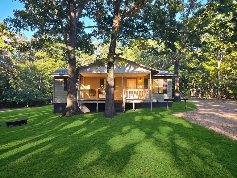 Georgia Fixer-Upper on 1 Acre With 3 Bedrooms, a Wraparound Porch & Major Potential
