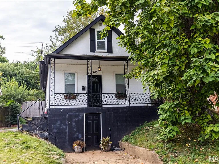 Fully Renovated St. Louis Home With Modern Finishes, Private Yard & Flexible Upstairs Space