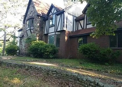 6-Bedroom Missouri Country Home on 3.7 Acres with a Large Workshop
