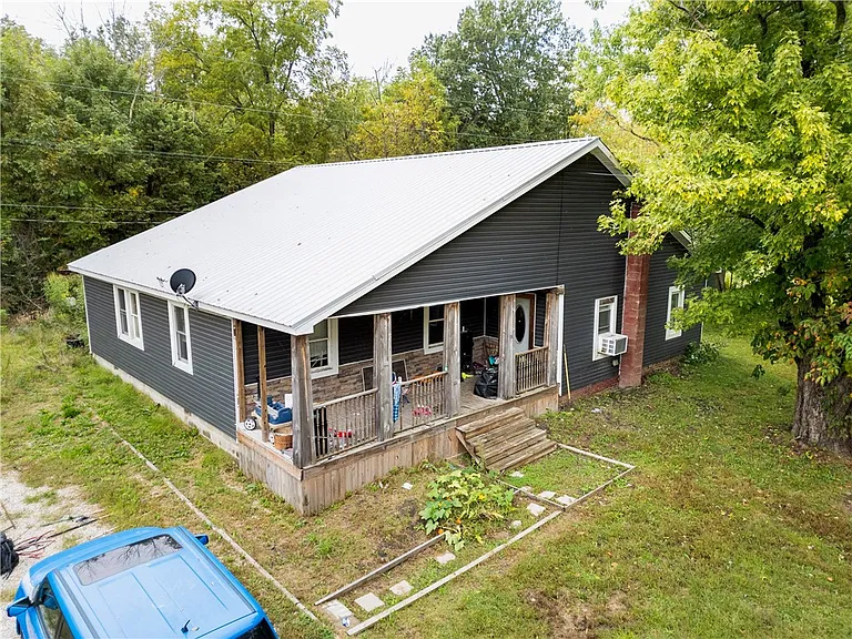 Illinois Country Home for Just $59,900 With 4 Bedrooms, 1.55 Acres & a 2.5-Car Garage
