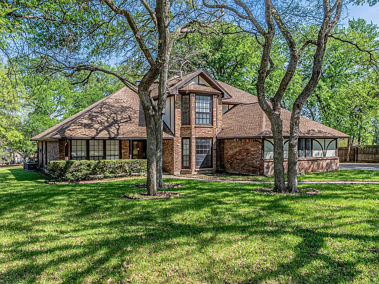 Remodeled Texas Brick Home With 4 Bedrooms, 4 Bathrooms, and a 2-Car Garage in Fort Worth
