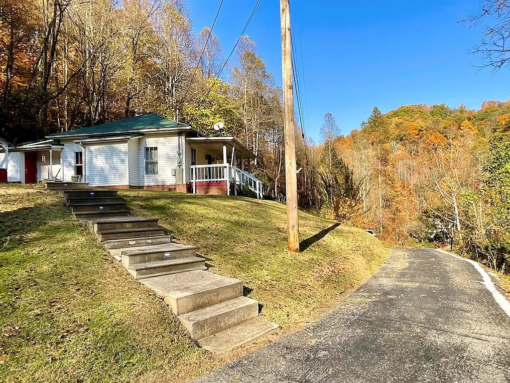 Charming 1925 Kentucky Home with 3 Bedrooms and 25 Acres of Land