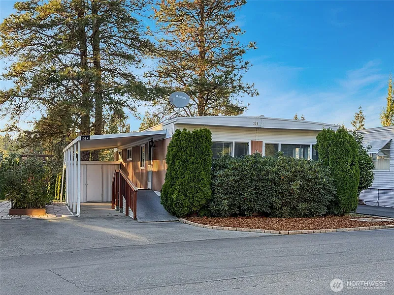 Washington Home With Golf Course Views and Resort-Style Community Amenities