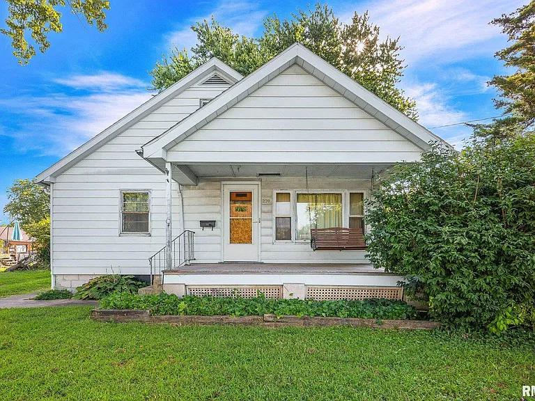 Farmington, Illinois Home With 4 Bedrooms, 2,093 Sq Ft & Plenty of Room to Make It Your Own