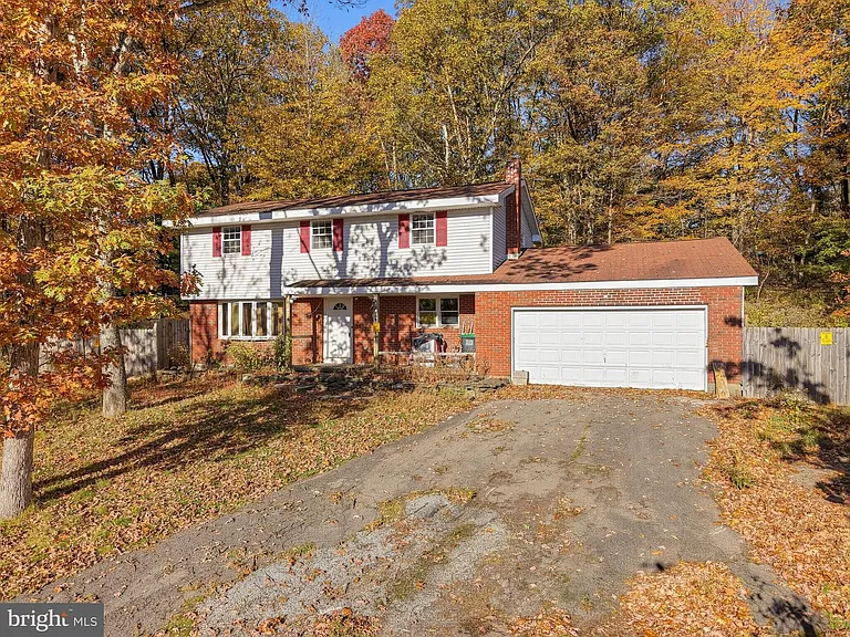 Mount Pocono Pennsylvania Home With 3 Bedrooms, a Finished Lower Level, and 0.46 Acres — $99,000