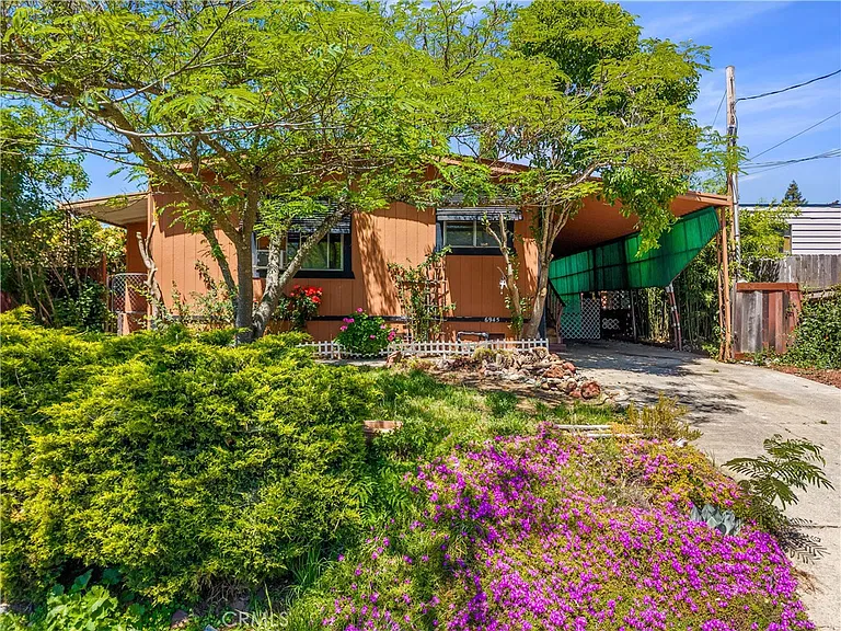 California Home With 2 Bedrooms, 2 Bathrooms and a Fully Fenced Backyard