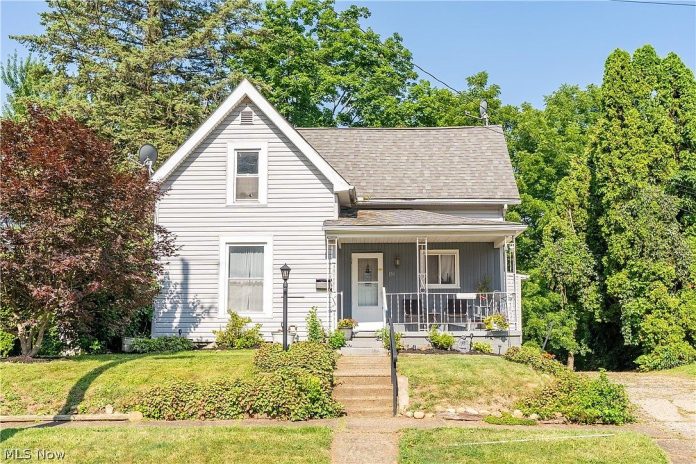 Price Cut $20K! Ohio Home With 3 Bedrooms, Half an Acre and a Huge 3-Car Garage Now $115,000!