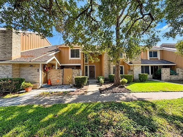 Houston Foreclosure Townhouse for $159,500 With 3 Bedrooms and 3 Fireplaces