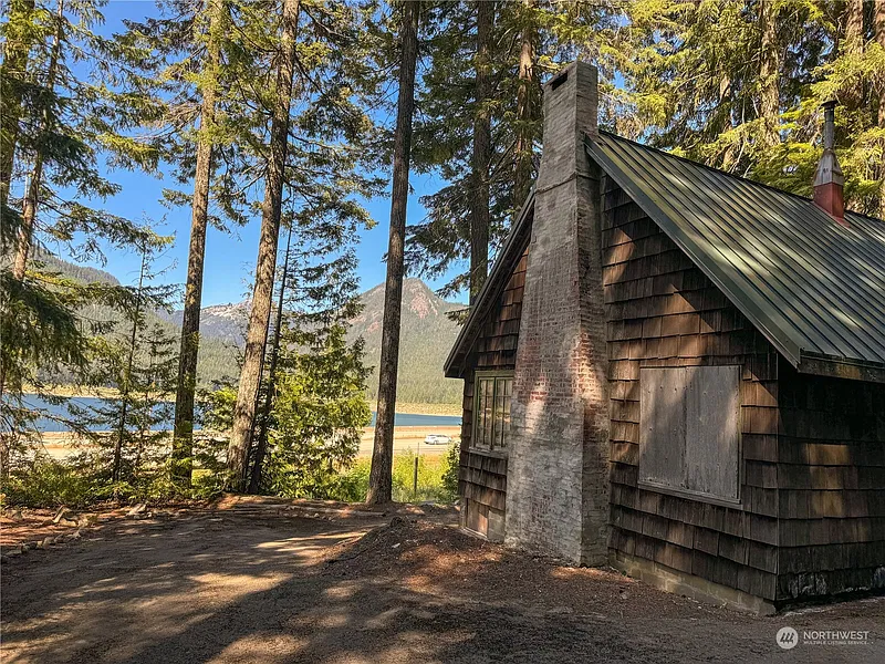 Off-Grid Washington Cabin With Mountain Scenery and Keechelus Lake Views