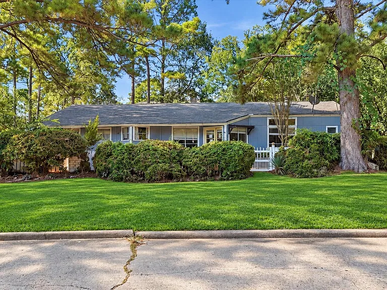 Texas Foreclosure Home for $95,000 With 3 Bedrooms, a Fireplace & a 2-Car Garage
