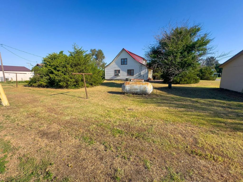 SPACIOUS COUNTRY PROPERTY ON 1.66 ACRES IN BURDETT, KANSAS