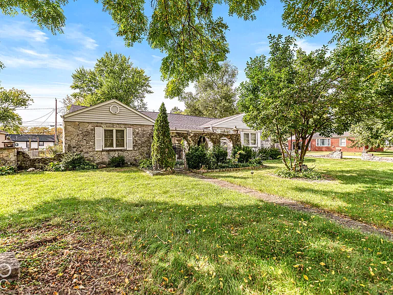 Indianapolis Indiana Fixer-Upper With 4 Bedrooms, an Oversized Garage, and 0.48 Acres — $90,000 Star
