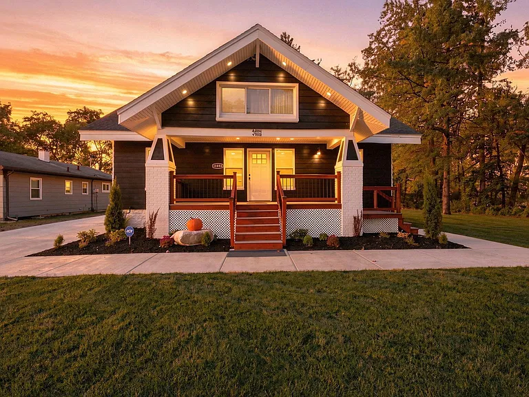 Elegant Taylor Retreat on Nearly an Acre With Golf Course Views and Stylish Upgrades