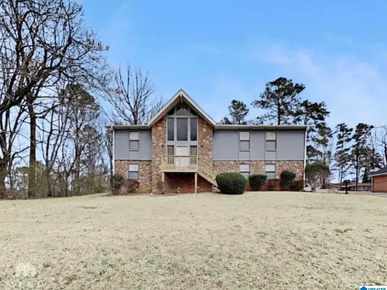 Alabama Home With 5 Bedrooms, Vaulted Ceilings & a Two-Car Garage