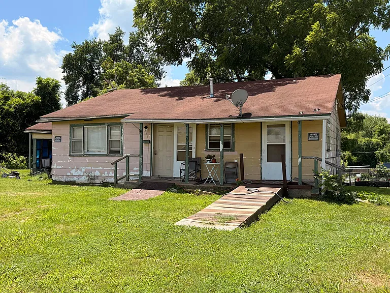 Charming Mountain Grove Home With 3 Bedrooms, Spacious Living & Downtown Convenience