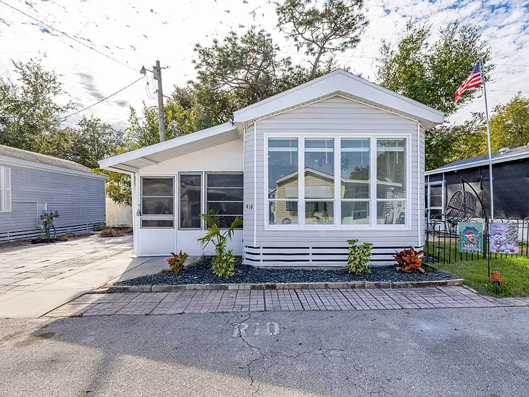 Move-In-Ready Florida Manufactured Home With a Brand-New Roof — $49,999