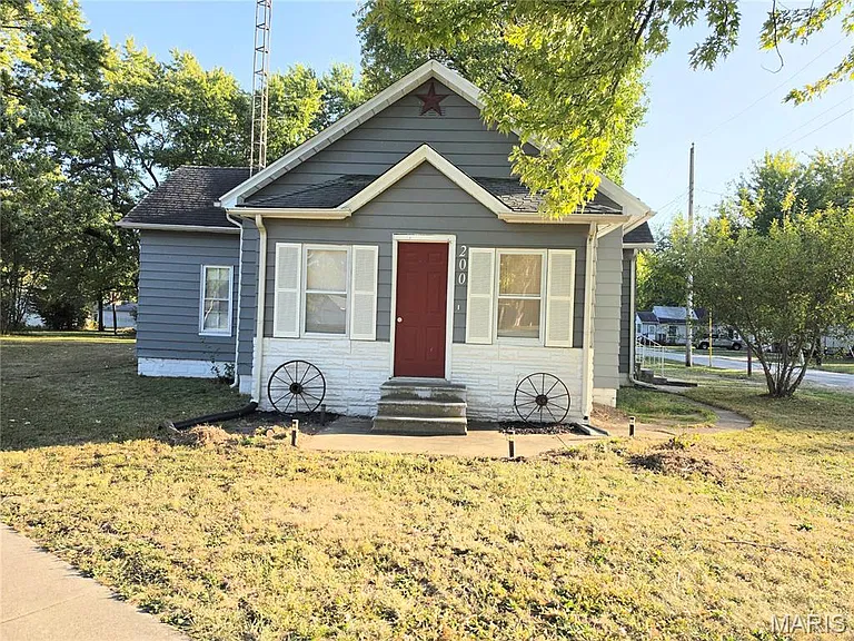 Small-Town Illinois Property on a 0.37-Acre Lot With Potential for a New Vision