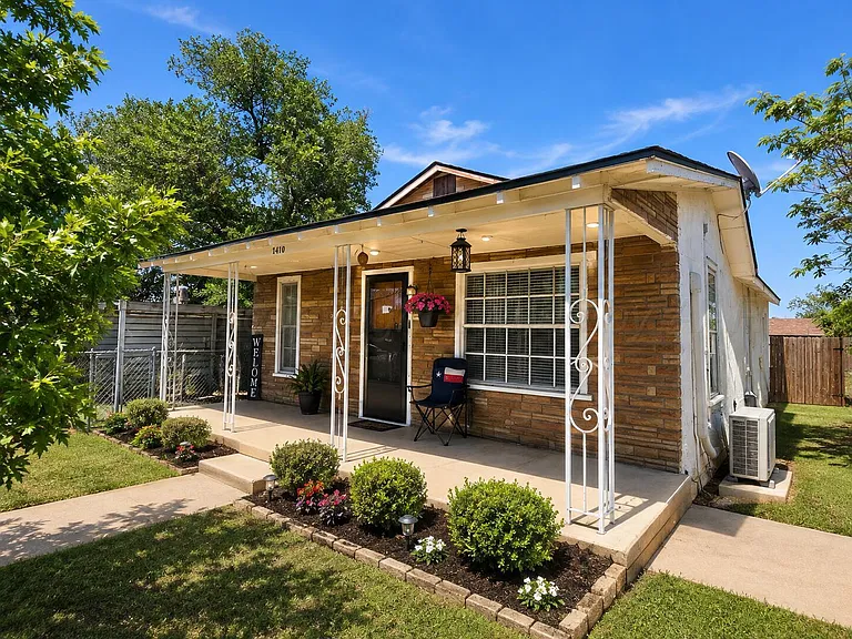 Texas Home With 3 Bedrooms, an Oversized Yard & a Peaceful Country Feel
