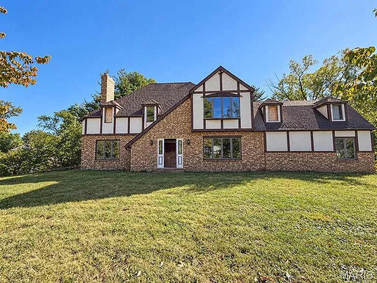 Large Illinois Fixer-Upper With 4 Bedrooms, 3.5 Bathrooms & a 3-Car Garage on 0.68 Acres