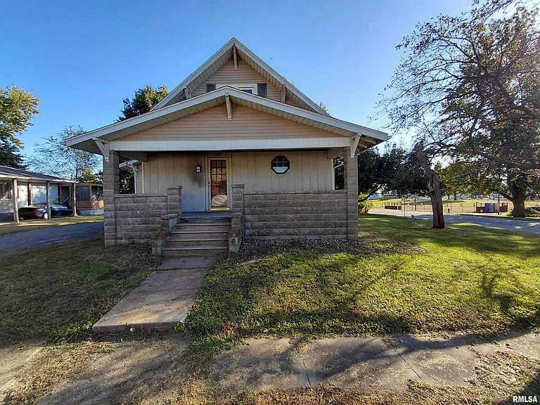 Charming Illinois Home With 3 Bedrooms, Original Hardwood & a 2-Car Garage