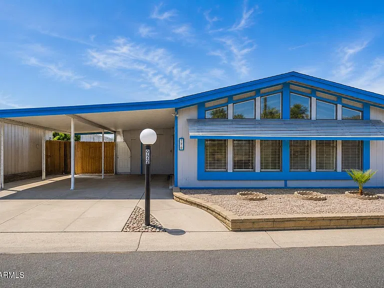 Beautifully Updated Arizona Home for $119,900 With 2 Bedrooms, Modern Finishes and a Screened Patio