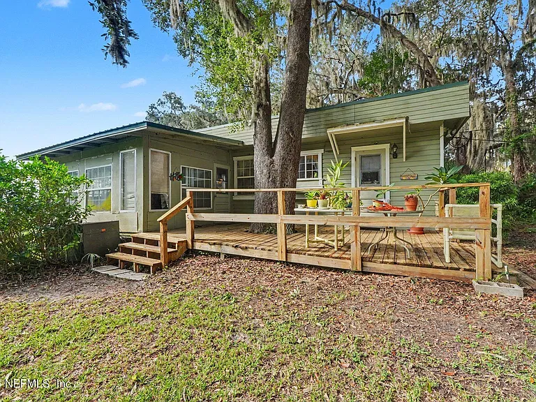 A Peaceful Florida Retreat With Outdoor Space in Melrose