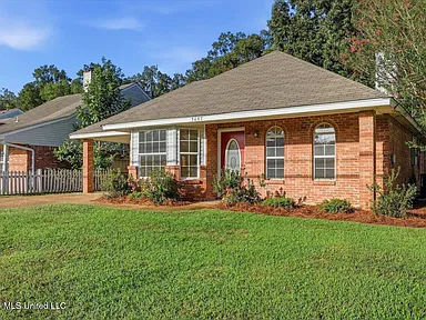 A Well-Priced Pearl Residence with Comfortable Living Space and Plenty of Potential