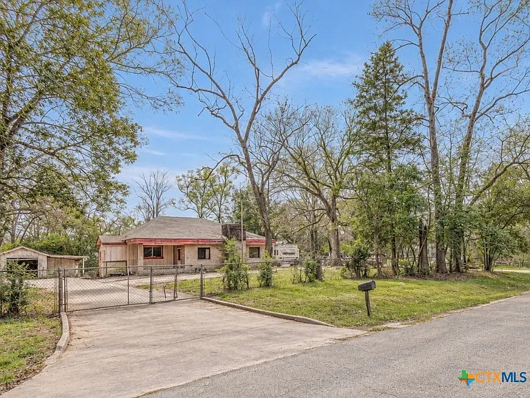 Texas Fixer-Upper for $89,999 on Nearly 1 Acre With RV Parking, 4 Bedrooms, and a Detached Carport