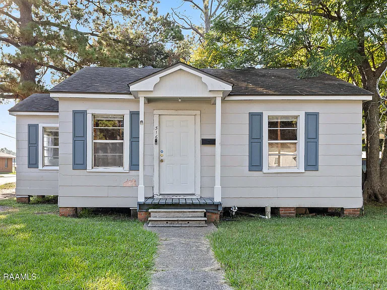 Charming Louisiana Cottage for $79,000 With 2 Bedrooms, a Farmhouse Kitchen & a Large Fenced Backyard